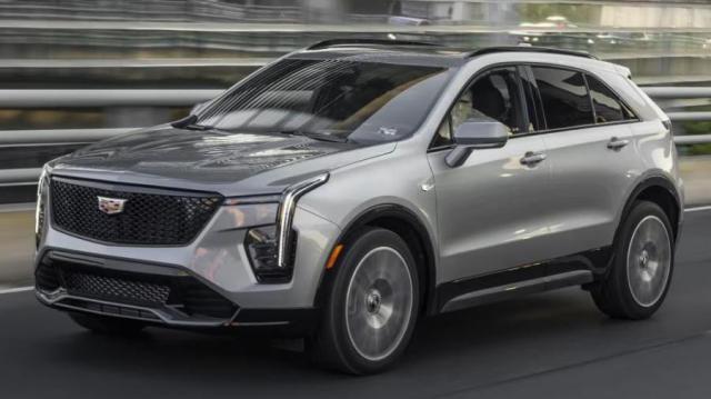 Cadillac XT4 grigia
