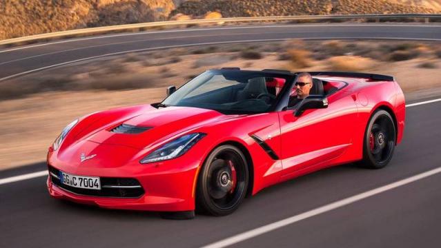 Chevrolet Corvette Stingray cabrio su strada