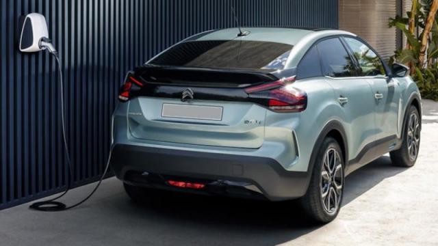 Citroën Nuova ë-C4 tre quarti posteriore