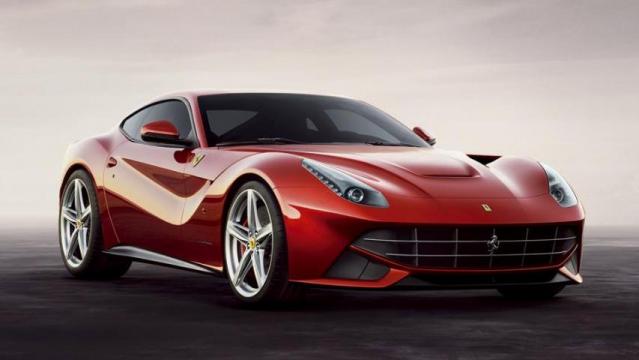 Ferrari F12 tre quarti anteriore