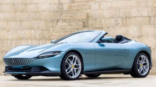 Ferrari Roma Spider azzurra