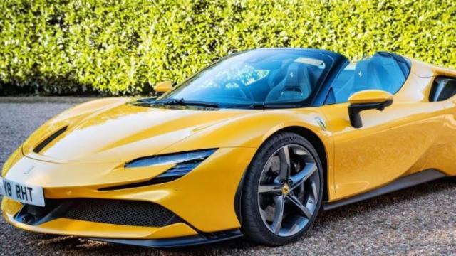 Ferrari SF90 Spider gialla