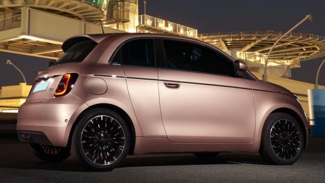 FIAT 500 Electric 3 1 tre quarti posteriore