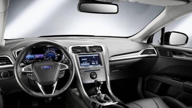 Ford Mondeo 4 porte foto