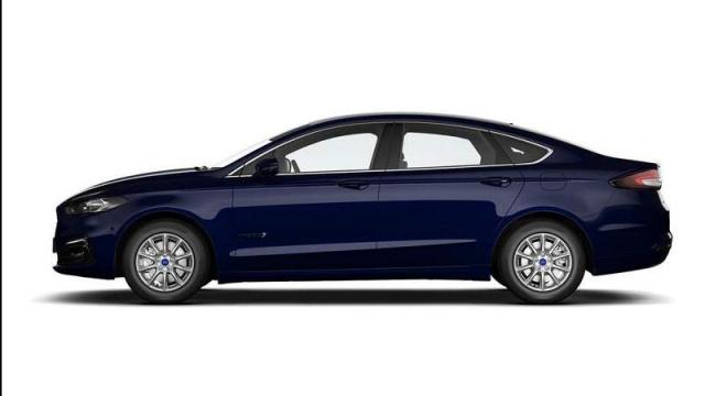 Ford Nuova Mondeo 4 porte profilo 1