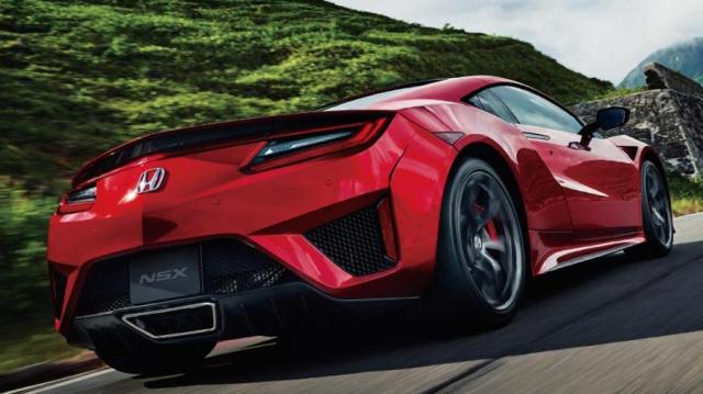 Honda NSX rossa su strada