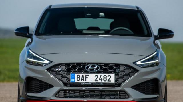 Hyundai i30 Fastback grigia