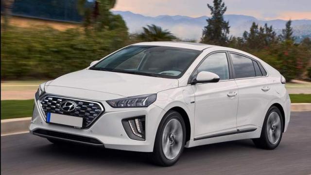 Hyundai IONIQ tre quarti anteriore