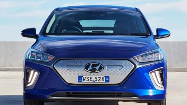 Hyundai Ioniq elettrica blu