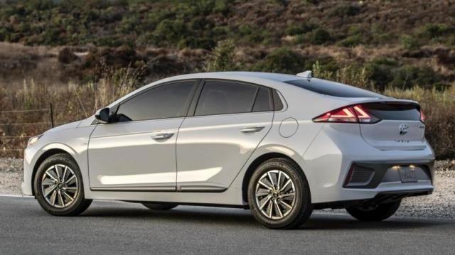 Hyundai Ioniq elettrica posteriore