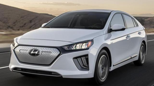 Hyundai Ioniq elettrica tre quarti anteriore