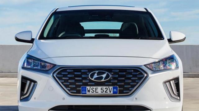 Hyundai Ioniq Plug in Hybrid bianca