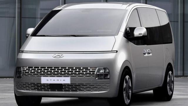 Hyundai Staria tre quarti anteriore 2