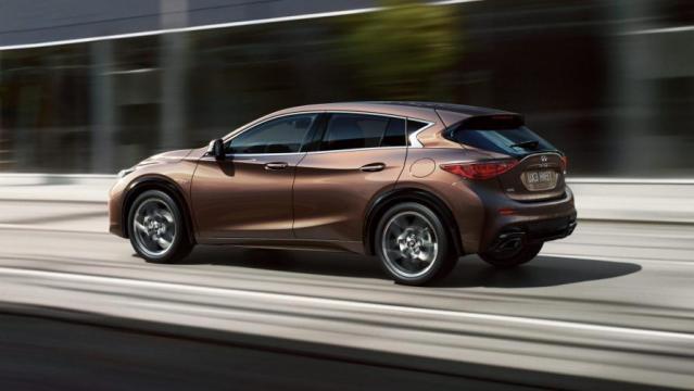 Infiniti Q30 su strada