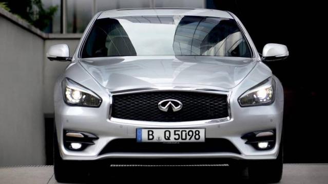 Infiniti Q70 anteriore 1