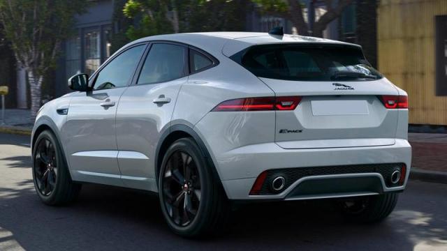 Jaguar Nuova E-Pace tre quarti posteriore