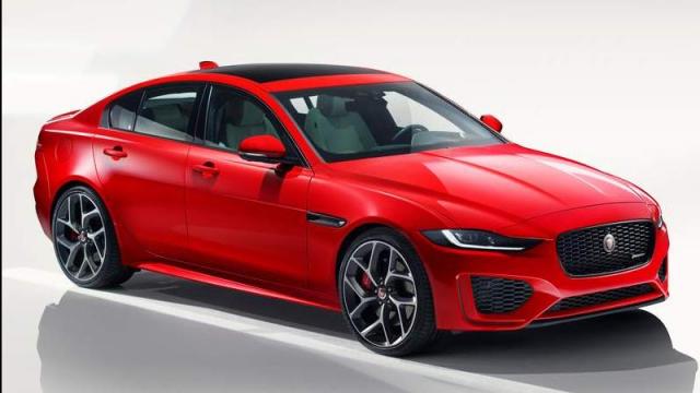 Jaguar Nuova XE tre quarti anteriore