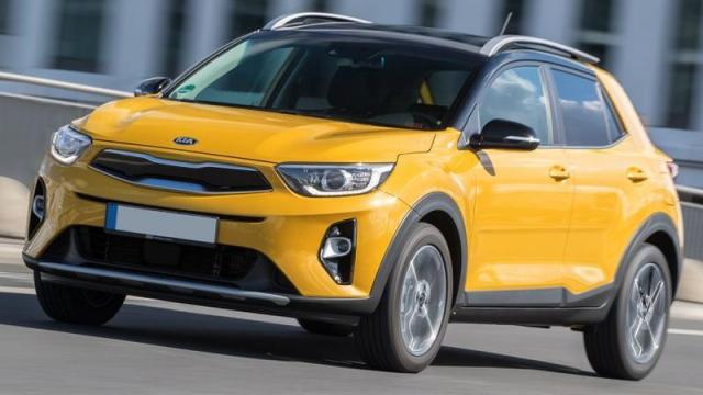 KIA Stonic tre quarti anteriore