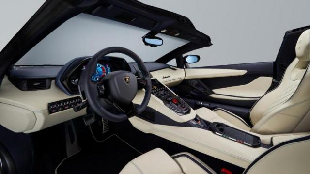 Lamborghini Aventador S Roadster interni