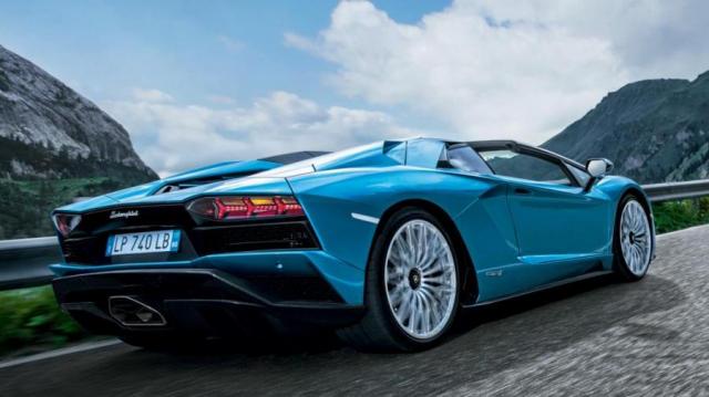 Lamborghini Aventador S Roadster strada