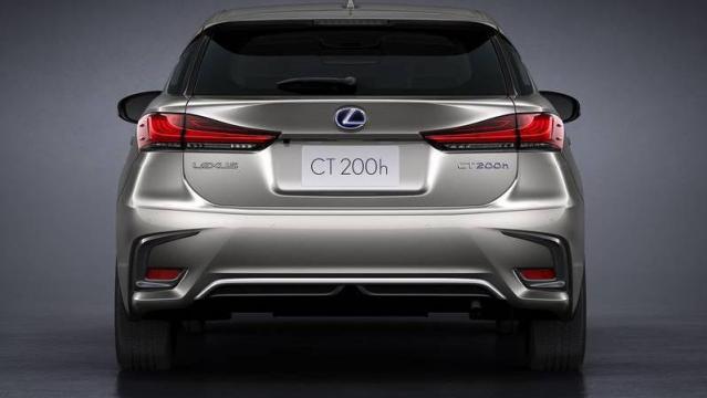 Lexus Nuova CT Hybrid posteriore facelift 1