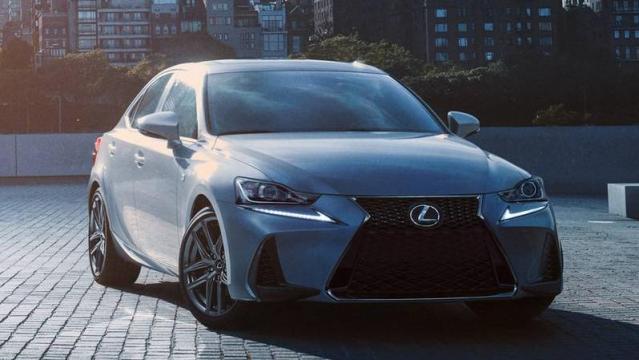 Lexus IS Hybrid tre quarti anteriore