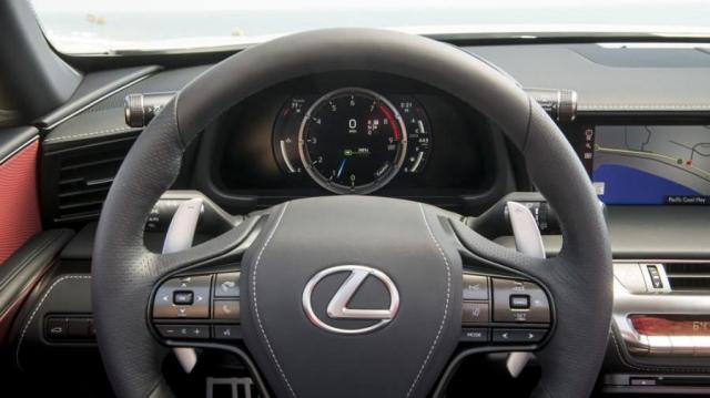 Lexus LC Convertible fronte volante