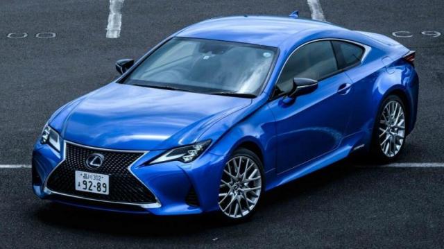 Lexus RC Hybrid parcheggio