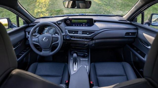 Lexus UX 300e interni