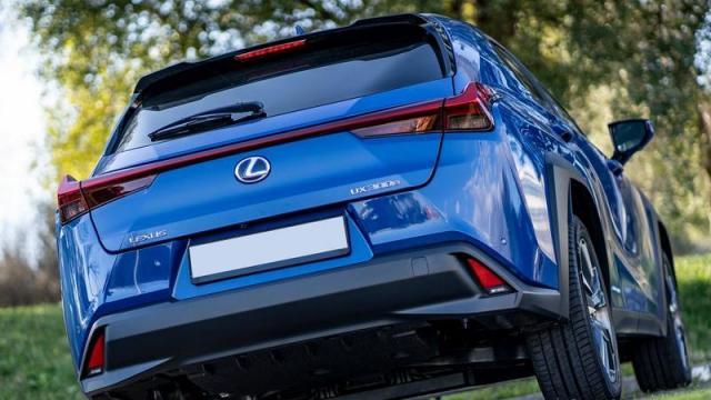 Lexus UX 300e tre quarti posteriore