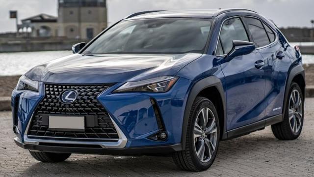 Lexus UX 300e tre quarti anteriore