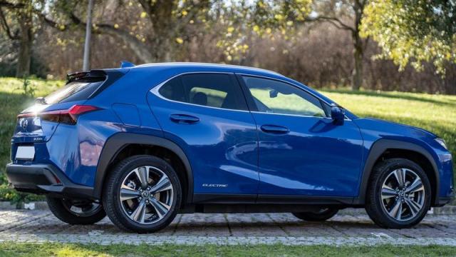 Lexus UX 300e profilo