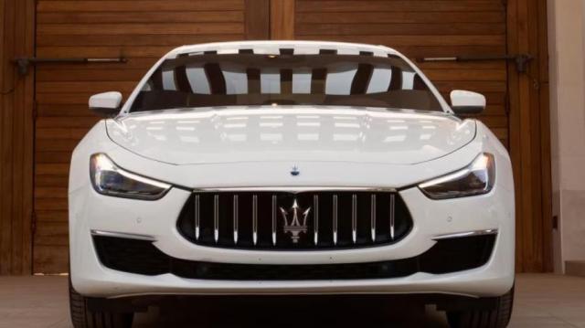 Maserati Ghibli Hybrid bianca