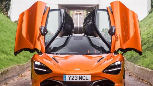 Mc Laren 720S apertura porte