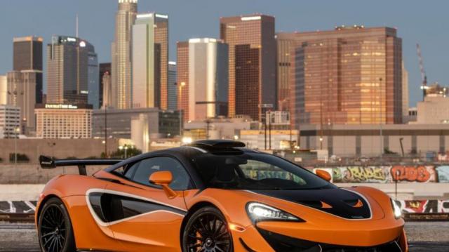 McLaren 620R frontale cittadina