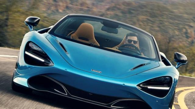 McLaren 720S Spider azzurra