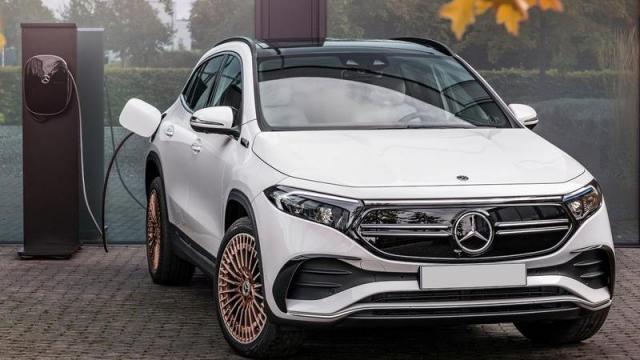 Mercedes-Benz EQA tre quarti anteriore 1