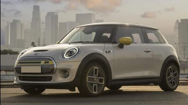 MINI Cooper SE tre quarti anteriore