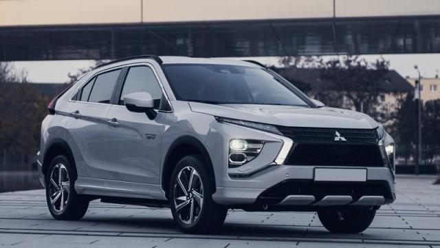 Mitsubishi Eclipse Cross PHEV tre quarti anteriore 1