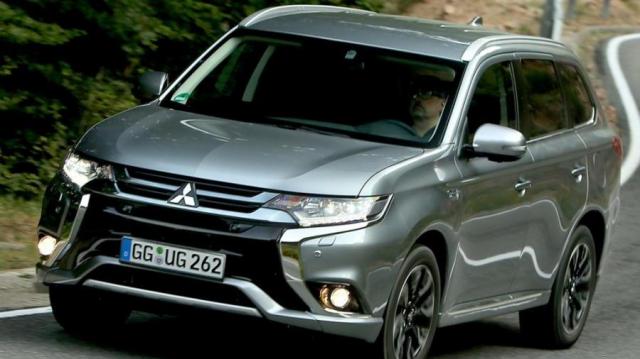 Mitsubishi Outlander PHEV tre quarti anteriore