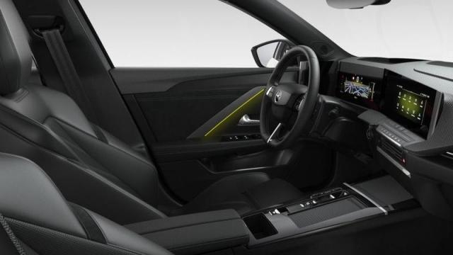 Opel Nuova Astra Sports Tourer interni 1