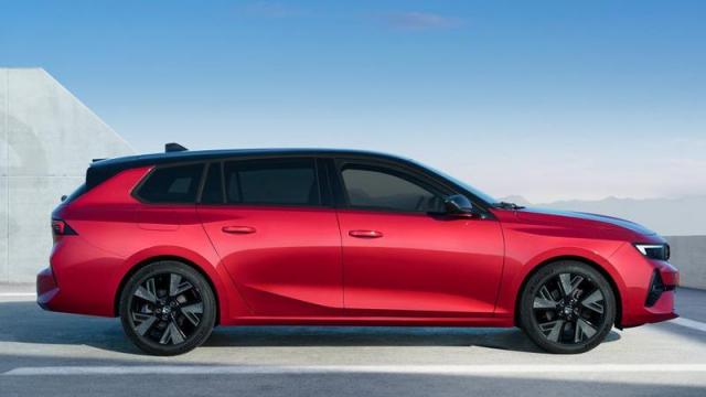 Opel Astra Electric Sports Tourer profilo