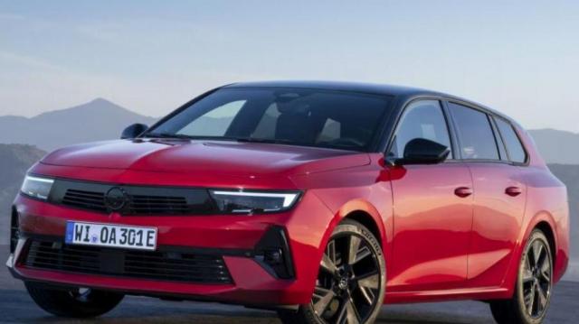 Opel Astra Electric Sports Tourer rossa