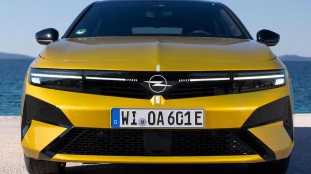 Opel Astra Plug-in Hybrid gialla