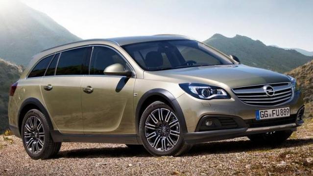 Opel Insignia Country Tourer tre quarti foto