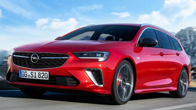 Opel Insignia Sports Tourer rossa