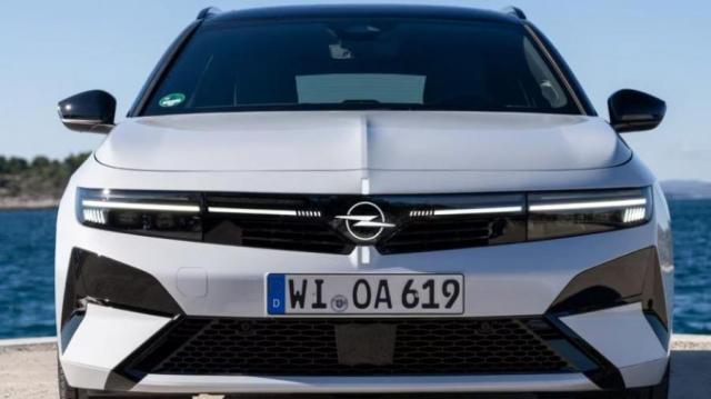 Opel Nuova Astra Sports Tourer Plug-in Hybrid frontale