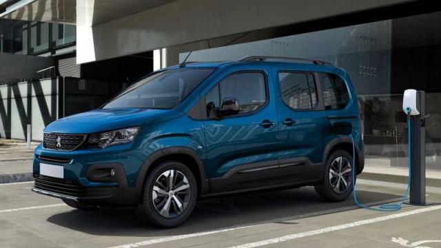 Peugeot e-Rifter tre quarti anteriore