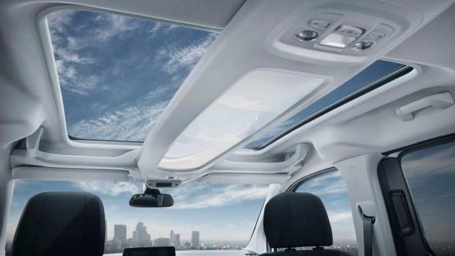 Peugeot Rifter abitacolo tetto panoramico