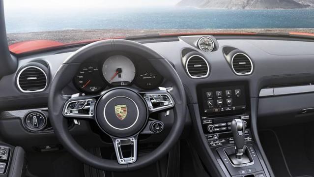 Porsche 718 Boxster interni 1